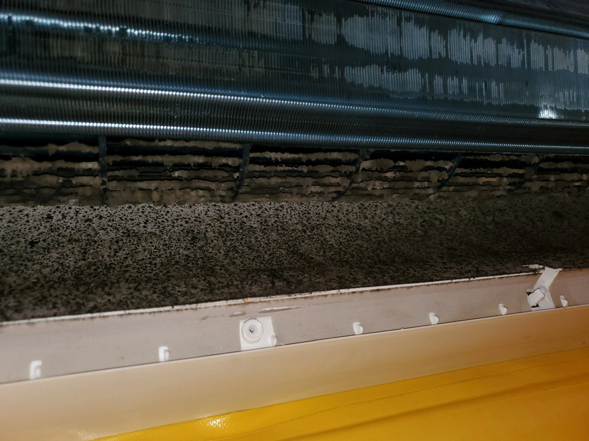 Turbine de climatiseur encrassée avant nettoyage